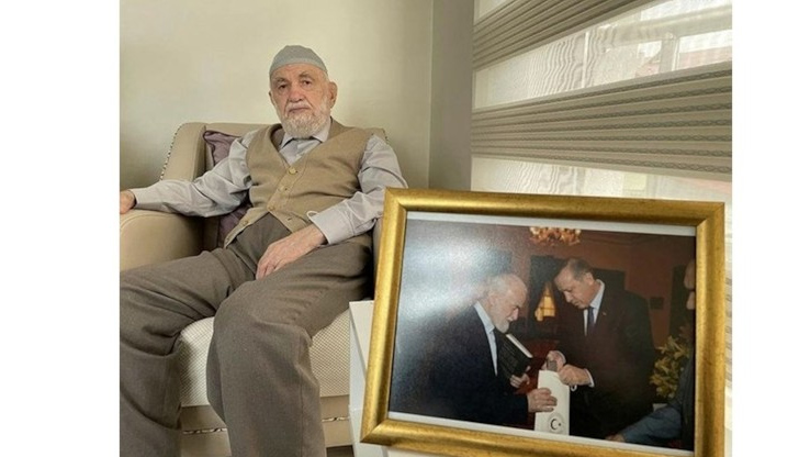 Мюзекка Гюрбюз е роден през 1930 година в Русе и