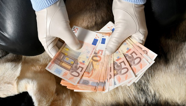 Обвиняемата заплашила с фиктивен арест и поискала крупна сума в