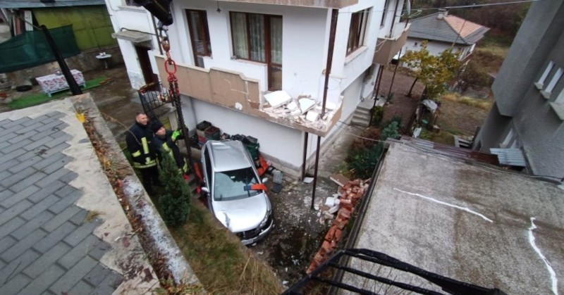 Зад волана е била жена, която не е пострадалаЛек автомобил