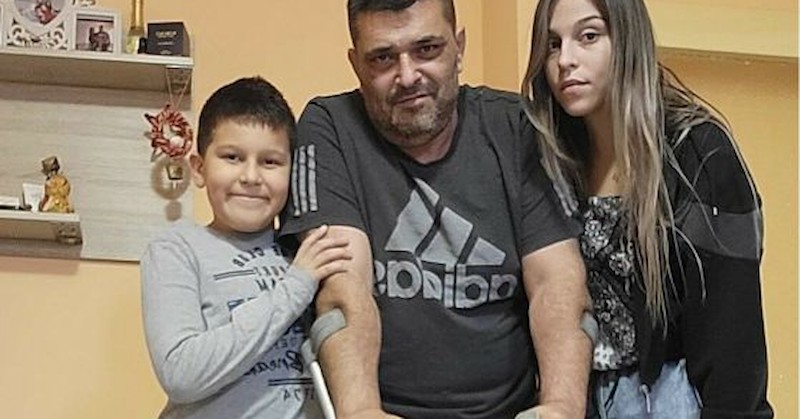 Светлозар Дончев е 48 годишен самотен баща на две децаТой и е