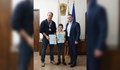 7-годишният Виктор Северинов получи награда от кмета