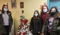 Ученици от Ветово зарадваха с коледни подаръци малките пациенти в УМБАЛ „Канев“