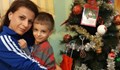 Малкият Виктор и майка му благодарят на "Българската Коледа"