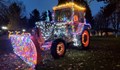 Трактор грейна с коледни светлини в село Сандрово