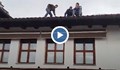Мъж заплаши, че ще скочи от покрива на къща, след като посегнаха на ракията му