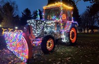 Трактор грейна с коледни светлини в село Сандрово