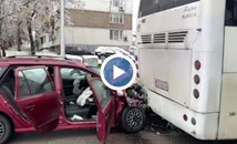 Заспал шофьор се удари в автобус във Враца