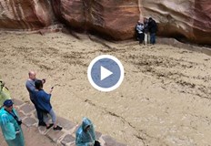 Дефилето към града се превърна в бързотечаща рекаПроливни дъждове наводниха