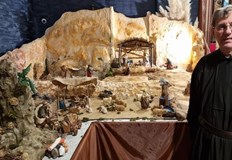 Макетът представя ежедневни сцени от живота във Витлеем поясни отец