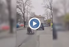 Мъжът е ударил две паркирани коли пред очите на полицаиХванаха