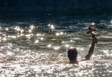 Тази година в надпреварата за изваждането на кръста от река