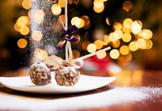 Съществува вярване че пернатите птици носят късмет и щастие и