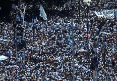 Докато текат празненствата група фенове разби клон на банка и