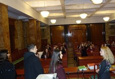 Съдия Чокоева покани трима доброволци да облекат тоги и да