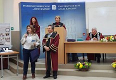 Над 200 са преподавателите работили и работещи днес в специалност