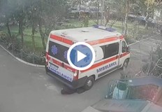 Шофьорът и медиците не са забелязали че под бронята на