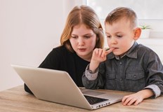 Докладът се фокусира върху две форми на онлайн насилиеСветовната здравна