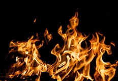 Огънят пламнал в двуетажна дървена сграда22 души загинаха при пожар