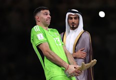 Стражът на аржентинския национален отбор получи наградата Златната ръкавица която