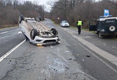 Автомобил с турска регистрация се обърна по таван след удар