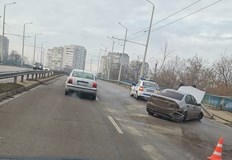 Лек автомобил БМВ е самокатастрофирал след неадекватно шофиранеКатастрофа на булевард