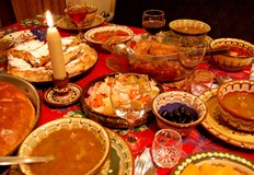 По традиция младото семейството отива на гости на кумовете кръстниците