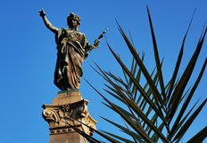 Инвазията на времето и атмосферните влияния рушат архитектурния шедьовърРусе е