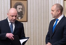 Номинираният за премиер от ГЕРБ СДС проф Николай Габровски връчи папката