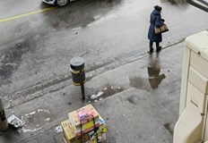 Има паднали части от стълбаКола се удари в стълб до