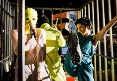 Руските музиканти опитали да нахлуят на терена за да протестират