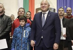 Затрогващ момент от днешното награждаване на полицаи и доброволци участвали