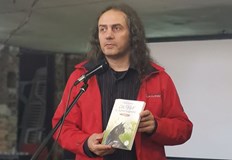 Книгата е прекрасен подарък за Коледа Със закупуването ѝ вие