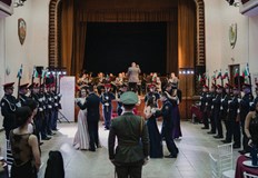 Военен духов оркестър изпълняваше виенски маршове докато в униформи и