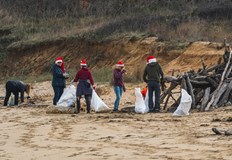 Чистата Коледа е традиционната кампания за почистване на черноморските плажове