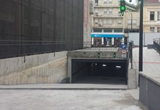 Почти целия подземен паркинг Театъра е зает от автомобили на