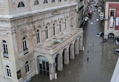 Има съобщения за стотици инциденти заради наводнение улици гари театър