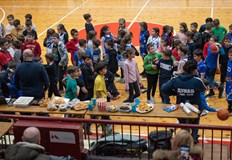 С игри почерпка и импровизиран коледен бал баскетболният клуб изпрати