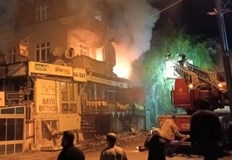 Семейството на обвинения се качва в кола и си тръгва