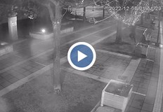 Младежите са заснети докато се опитват да унищожат системата от