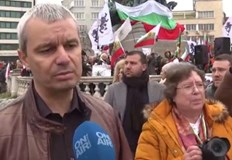 Протестиращи целиха с яйца представителството на Европейската комисия в СофияЯйца
