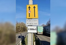 Знаците се поставят и от двете страни на платното в