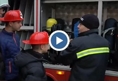 Пожарна Коледна кола зарадва децата от четири русенски училищаПожарна Коледна
