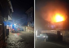 Целият покрив на сградата е обхваната от пламъциЕднофамилна къща в