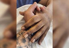 Единьо публикува снимка в Инстаграм как държи ръката на легендарния