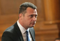 Служебното правителство орязва социални придобивки заяви председателят на ПГ на