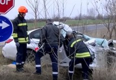 Автомобилът е неузнаваем след сблъсъкаНеузнаваем е автомобилът който катастрофира тази