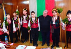 Ученици от ОУ Христо Ботев в Ценово облечени в народни