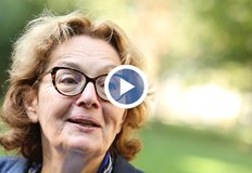 Тя е на мнение че всеки един кабинет носи политическа