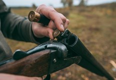 Някои от ловните дружинки ловуват на самата граница а мигрантският