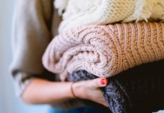 По време на носене върху материята попадат много бактерии вируси